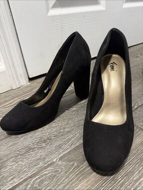 FIONI Clothing Black Suede Block Heel Pumps